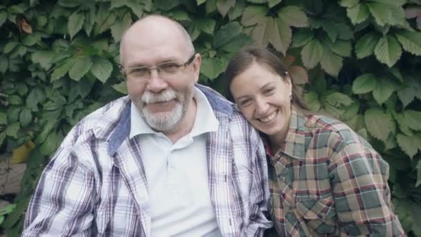 Familia feliz con el hombre mayor y la mujer joven riendo
 - Metraje, vídeo