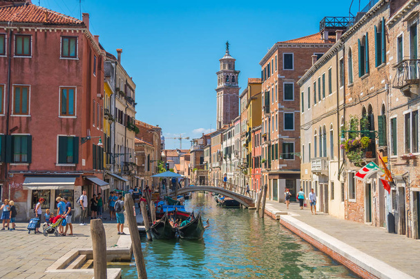 Benátky, Itálie - 16.08.2018: Turisty cestování na gondoly na canal, Benátky, Itálie. - Fotografie, Obrázek