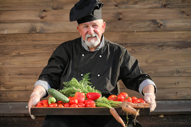 Farmář s košem čerstvé zeleniny - Fotografie, Obrázek