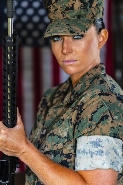 Женщина-морпех в военной форме
 - Фото, изображение