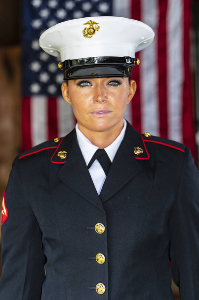 Ένα θηλυκό στρατιωτική Marine θέτοντας σε στρατιωτική στολή - Φωτογραφία, εικόνα