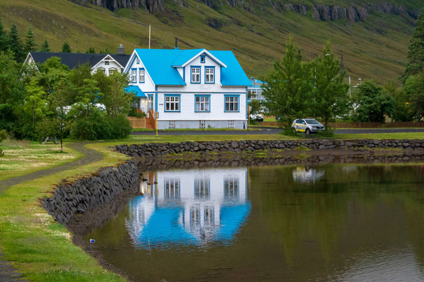 wunderschöne malerische Künstlerstadt Seydisfjordur im Osten Islands - Foto, Bild