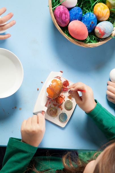 Child painting Easter eggs - 写真・画像