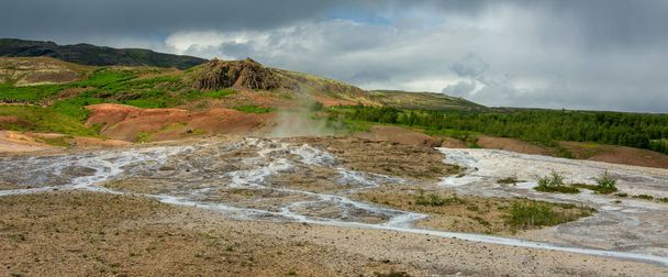Geysir e Strokkur gêiseres e a área de surronding no Parque geotérmico Geysir no círculo dourado na Islândia
 - Foto, Imagem