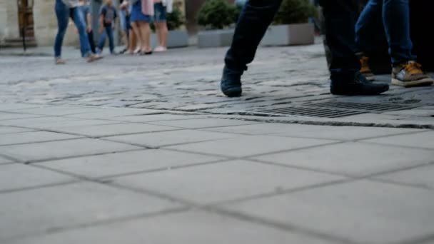 Les pieds humains dans les chaussures marchent sur une route en pierre. Marcher dans la ville
. - Séquence, vidéo