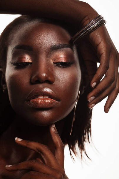 Fashion and beauty concept: attractive african american woman closeup portrait - Fotoğraf, Görsel