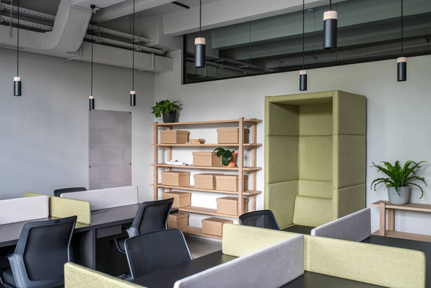 Elegante oficina en estilo loft con paredes grises
 - Foto, Imagen