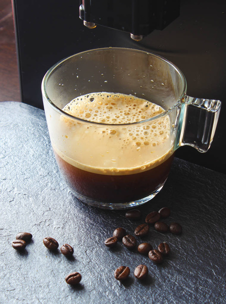 Kaffeeglas auf einem Steinhintergrund Kaffeemaschine - Foto, Bild