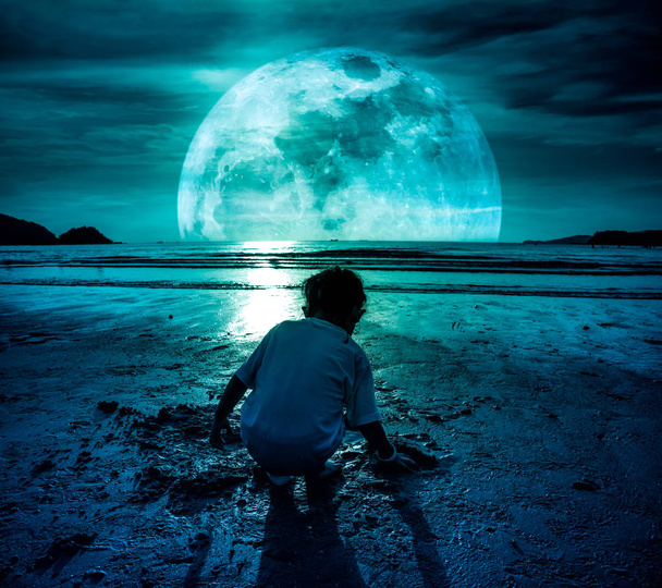 Fotó manipuláció. Tájkép, éjszakai égbolt, a super Hold. Fiatal lány játék homok és a tengeri állatok strandon keresi vissza. Fogalmának csatlakozik a gyermekek a természettel. Utazás, nyaralás. - Fotó, kép