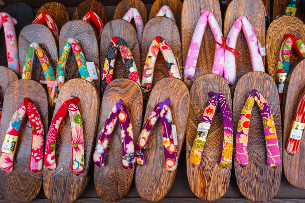 Ζεύγη παραδοσιακά ιαπωνικά ξύλινα πέδιλα - Φωτογραφία, εικόνα