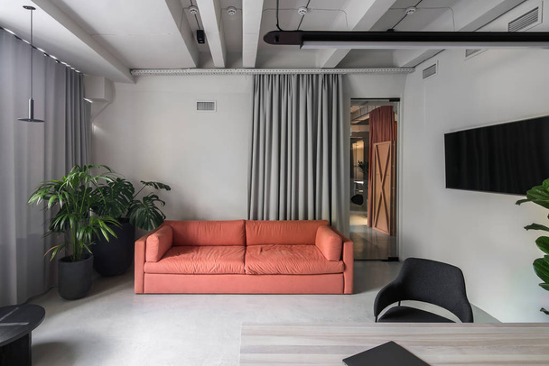 Bonita oficina en estilo loft con paredes grises
 - Foto, Imagen