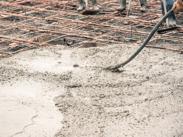 Titreşim makinası beton kabarcıkları ortadan kaldırmak için. çelik takviye karıştırma karayoluyla Mobil Beton Mikser yapmak için hazır beton dökme sonra. - Fotoğraf, Görsel