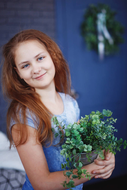 花の花束と美しい笑顔の少女赤毛の十代 - 写真・画像
