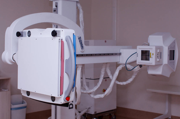 Новейший модернизированный рентгеновский аппарат в кабинете в медицинской клинике
. - Фото, изображение