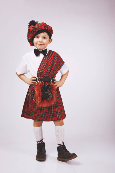 Un escocés con falda escocesa, un traje nacional escocés
 - Foto, imagen
