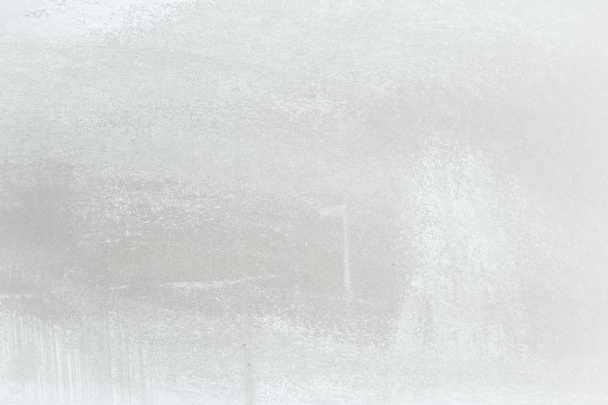 Fehér mosott festett texturált elvont háttér ecsetvonásokkal szürke és fekete árnyalatú. - Fotó, kép