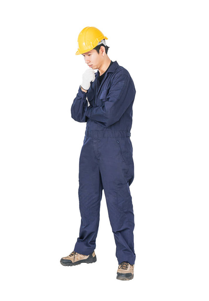 Ritratto di operaio con tuta blu e cappello duro in uniforme su sfondo bianco con percorso di ritaglio
 - Foto, immagini