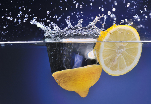 Лимон, брошенный в воду, движение, фон
 - Фото, изображение