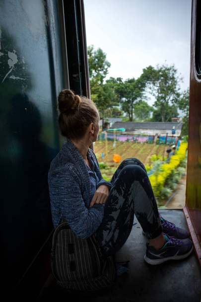鉄道タンブールで床に座っている女の子 - 写真・画像