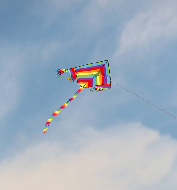 pipa colorida voa alto no símbolo céu azul da liberdade
 - Foto, Imagem