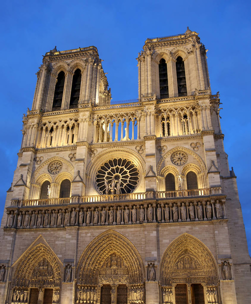 Μεγάλη πρόσοψη του η μεγάλη βασιλική της Notre Dame στο Παρίσι Γαλλία τη νύχτα - Φωτογραφία, εικόνα