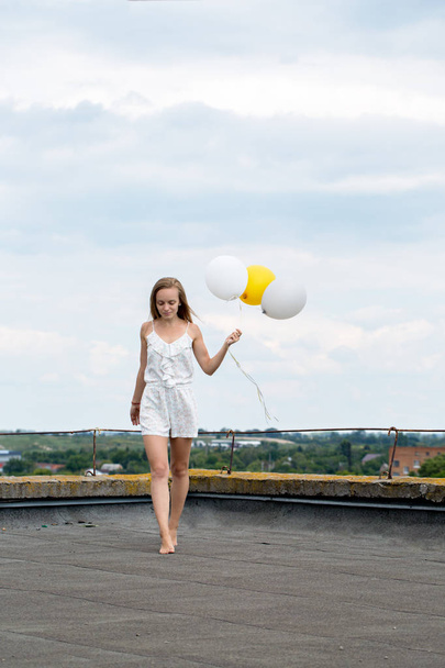 Elegant girl with balloons - Foto, afbeelding