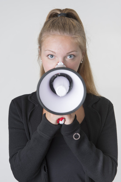 Joven hembra adulta sosteniendo un megáfono
 - Foto, imagen