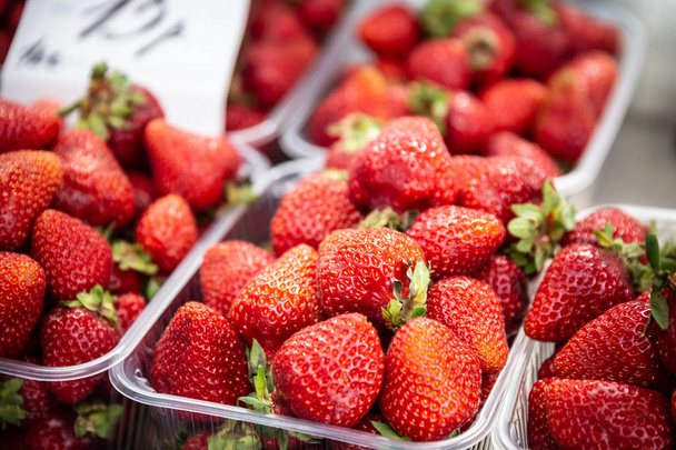 ripe strawberry on the farm market - Foto, imagen