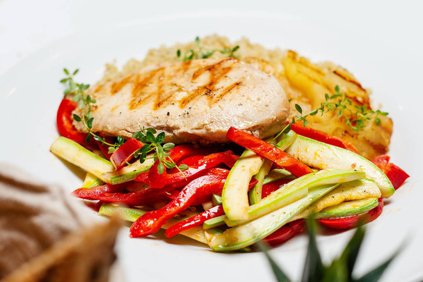 Plate of grilled chicken with vegetables - Foto, Imagen