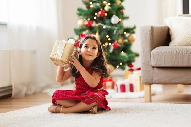 happy girl with christmas gift at home - Фото, зображення