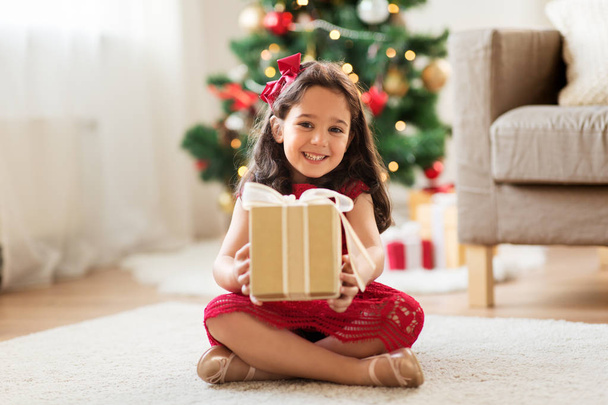 happy girl with christmas gift at home - Foto, imagen