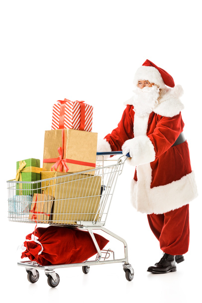 Санта-Клаус ходить з кошиком, повним подарункових коробок, ізольованих на білому
 - Фото, зображення