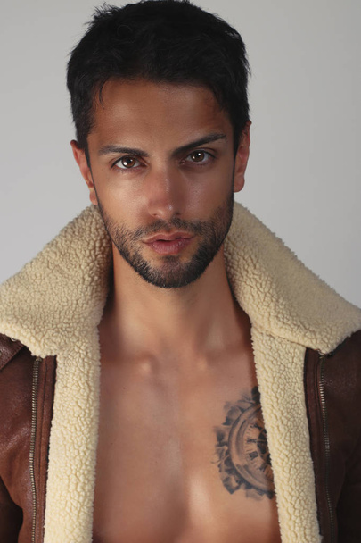 Sexy hombre modelo usando chaqueta abierta
 - Foto, imagen