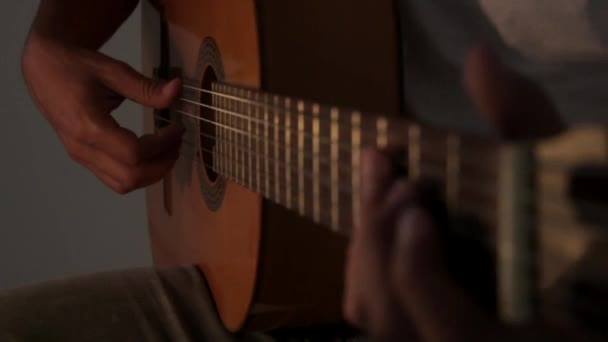 film z gitara akustyczna gitarzysta - Materiał filmowy, wideo