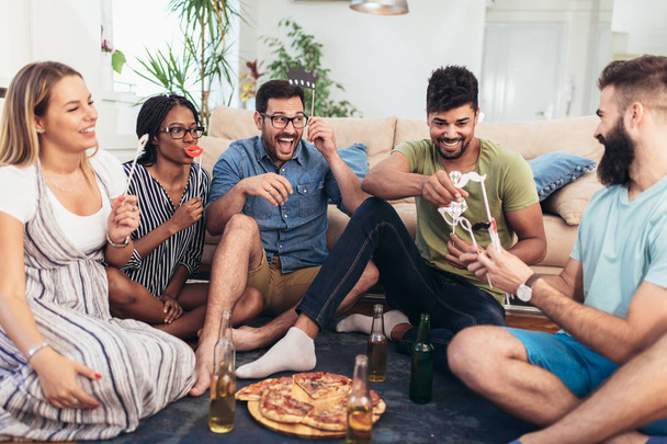 Groupe de jeunes amis manger de la pizza.Home party.Fast concept de restauration
. - Photo, image