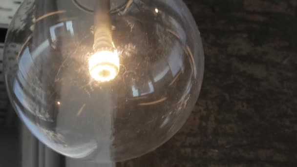 lámpa izzó elektromos áram szél - Felvétel, videó