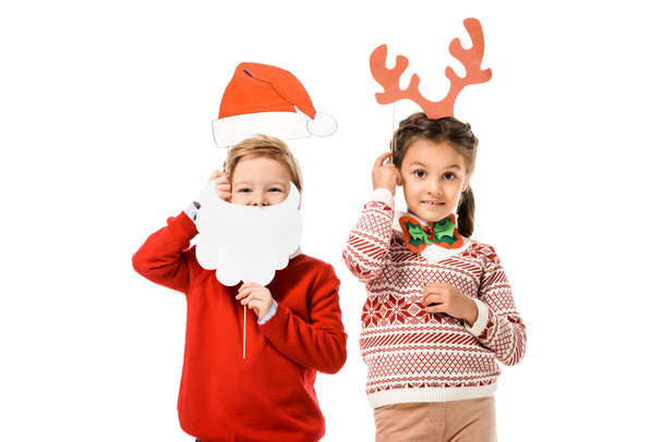 adoráveis crianças com máscaras de Natal isoladas em branco
 - Foto, Imagem