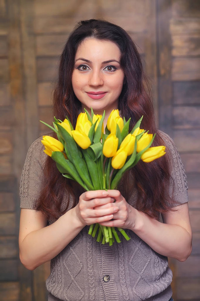 Дівчина з букетом жовтих тюльпанів. Дівчина з подарунком квітки
 - Фото, зображення