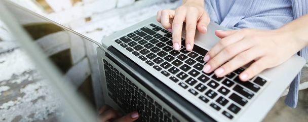 Bannière de site Web de gros plans mains féminines tapant sur le clavier de l'ordinateur portable
. - Photo, image