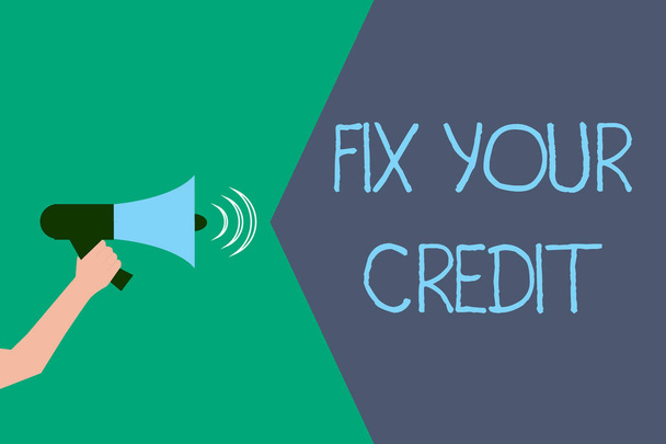 Het schrijven van nota tonen van uw krediet repareren. Zakelijke foto presentatie houden balanceert laag op credit cards en andere credit - Foto, afbeelding