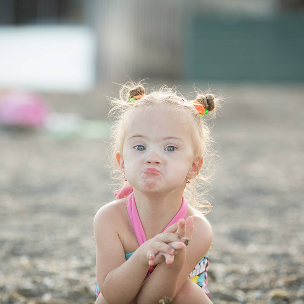 gyönyörű lány, Down-szindróma miatt egy csók - Fotó, kép