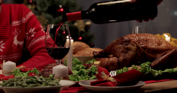 weergave van vrouw gieten wijn bijgesneden in glas, Turkije op tafel gebakken op Thanksgiving Day - Video
