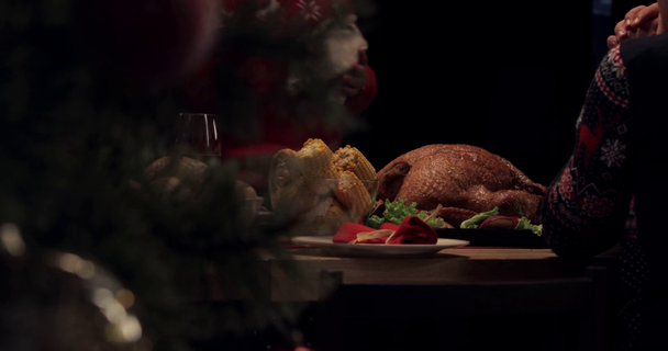 cropped view of husband serving baked turkey on dinner table on Thanksgiving Day - Filmagem, Vídeo