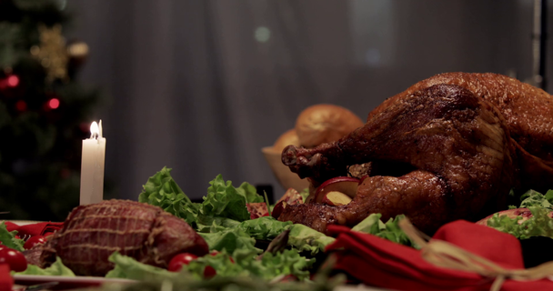 bijgesneden weergave van echtgenoot nemen glas wijn terwijl vrouw zetten Turkije op feestelijke tafel op Thanksgiving Day gebakken - Video