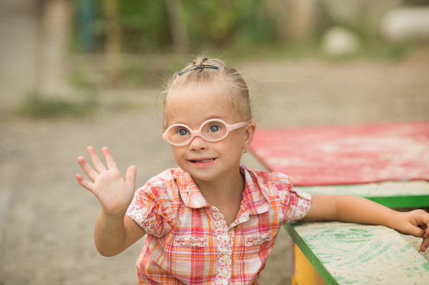 Schönes Porträt eines Mädchens mit Down-Syndrom - Foto, Bild