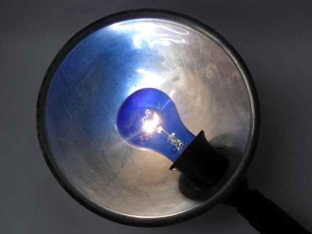 Blauwe lamp medische lamp, medische blauwe lamp, Vintage lamp, blauw zwart, metalen lamp, glazen lamp, Ultraviolet lamp, Sovjet-vintage, Ussr, Headstock stock beeld, Nostalgishop - Foto, afbeelding