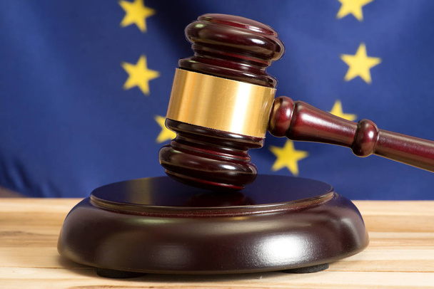 Флаг ЕС и молот судьи
 - Фото, изображение