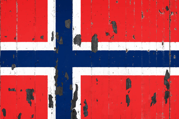 Nationalflagge Norwegens auf dem Hintergrund einer alten Mettale, die mit abblätternder Farbe überzogen ist - Foto, Bild