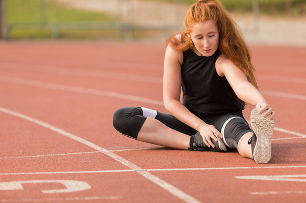 Mladá žena atletická cvičení na Běžecká stopa - Fotografie, Obrázek