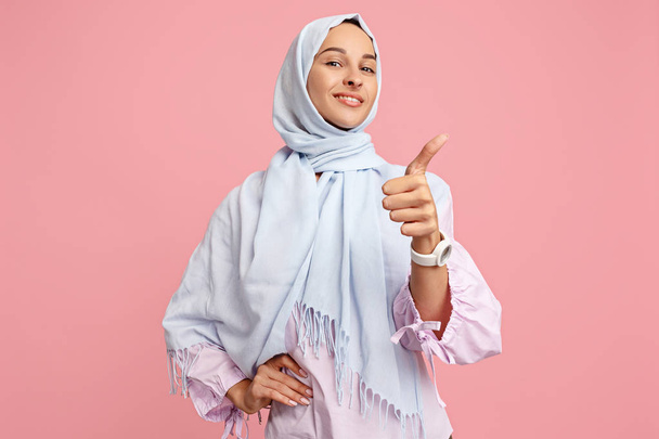 Onnellinen arabinainen Hijabissa. Muotokuva hymyilevä tyttö, poseeraa studio tausta
 - Valokuva, kuva